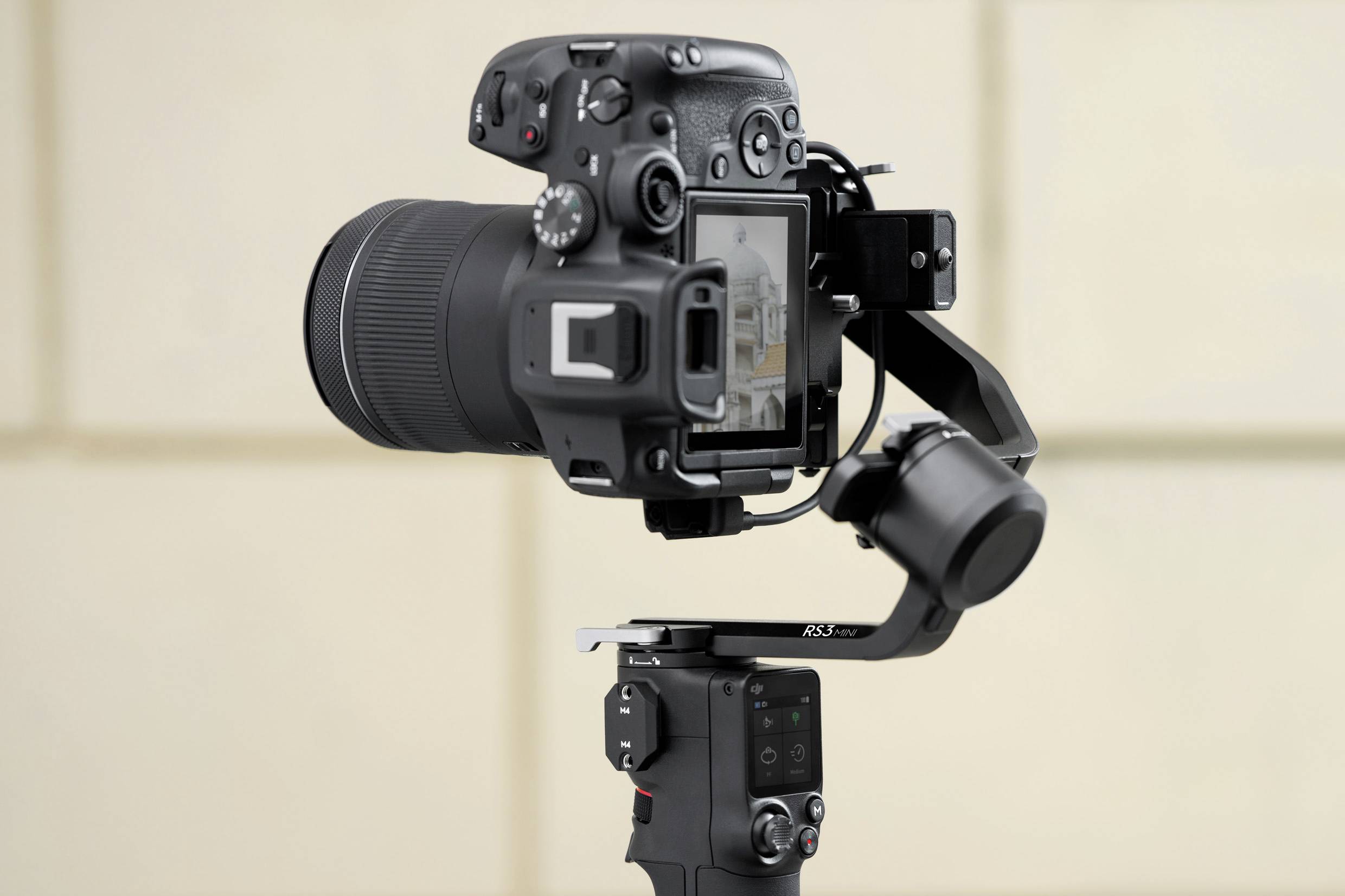 Eine Kamera ist auf einem Gimbal montiert. Der Hintergrund ist unscharf. Die Kamera zeigt eine Bildvorschau auf ihrem Display.