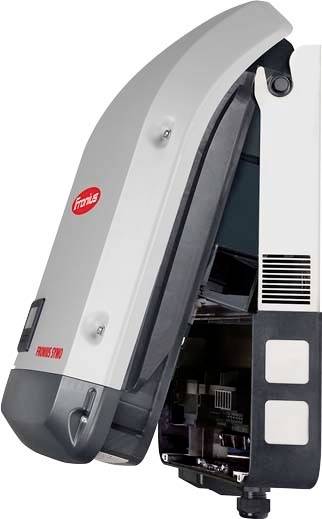 Ein graues elektrisches Gerät mit einem roten Logo auf der linken Seite. Die Innenseite ist sichtbar, zeigt technische Komponenten.