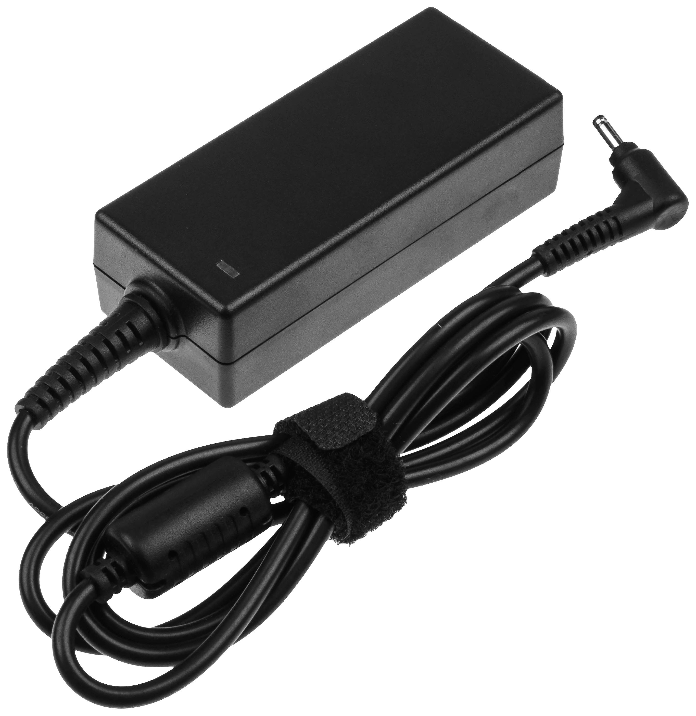 Ein schwarzes Laptop-Netzteil mit einem abgewinkelten Gleichstromstecker und einem dünnen Kabel zeigt die Komponente zur Stromversorgung.