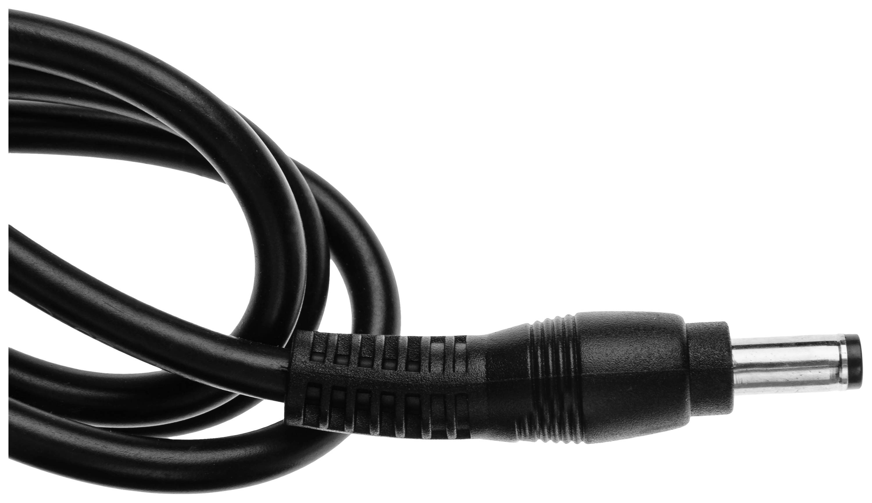 Schwarzes Stromkabel mit Stecker, teilweise aufgerollt, vor weißem Hintergrund.