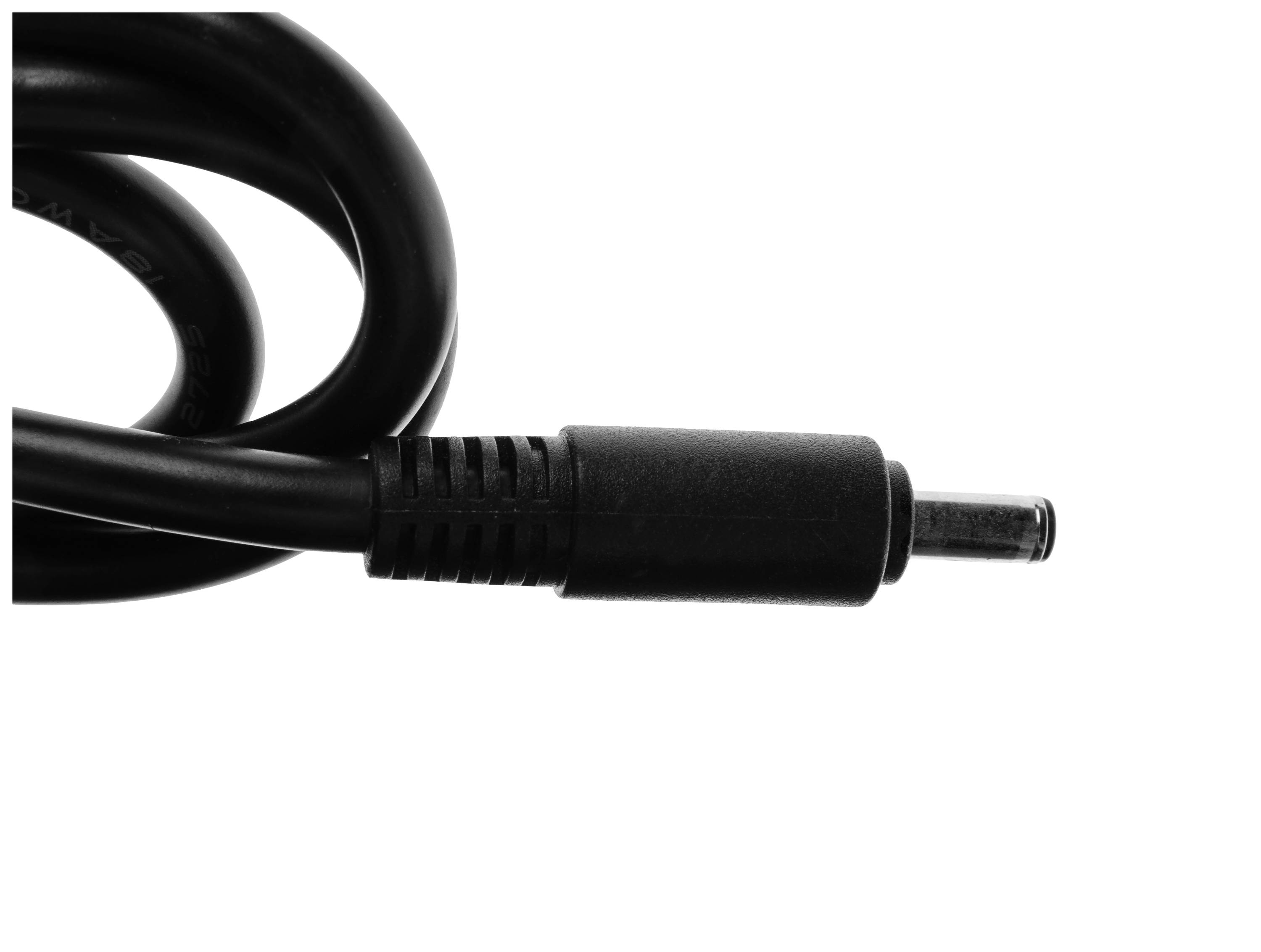 Ein schwarzes Stromkabel mit einem runden Stecker auf weißem Hintergrund, geeignet für elektrische Geräte.