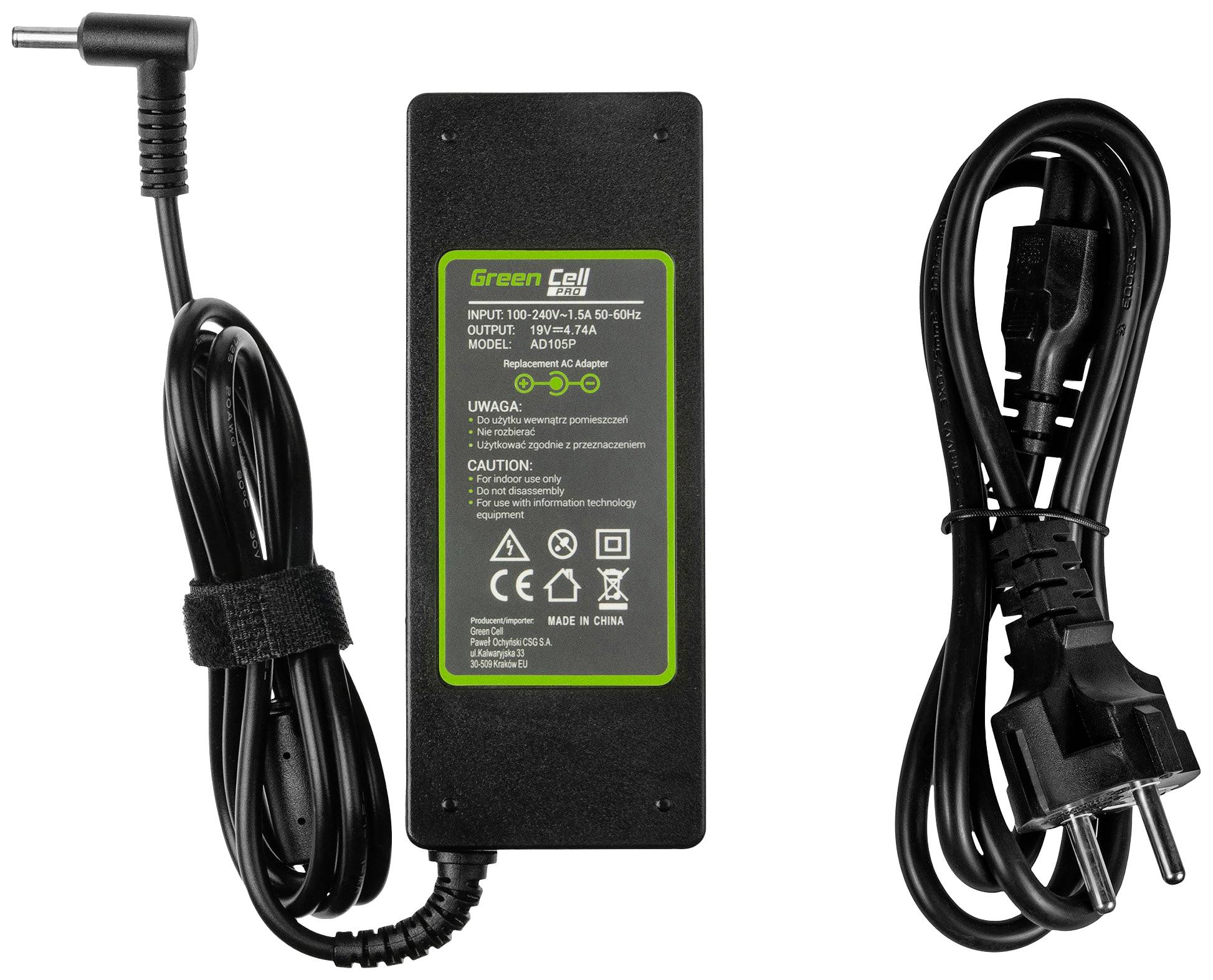 Netzteil und Stromkabel für elektronische Geräte, mit grünem Etikett auf dem Netzteil, technischen Spezifikationen und Sicherheitshinweisen.