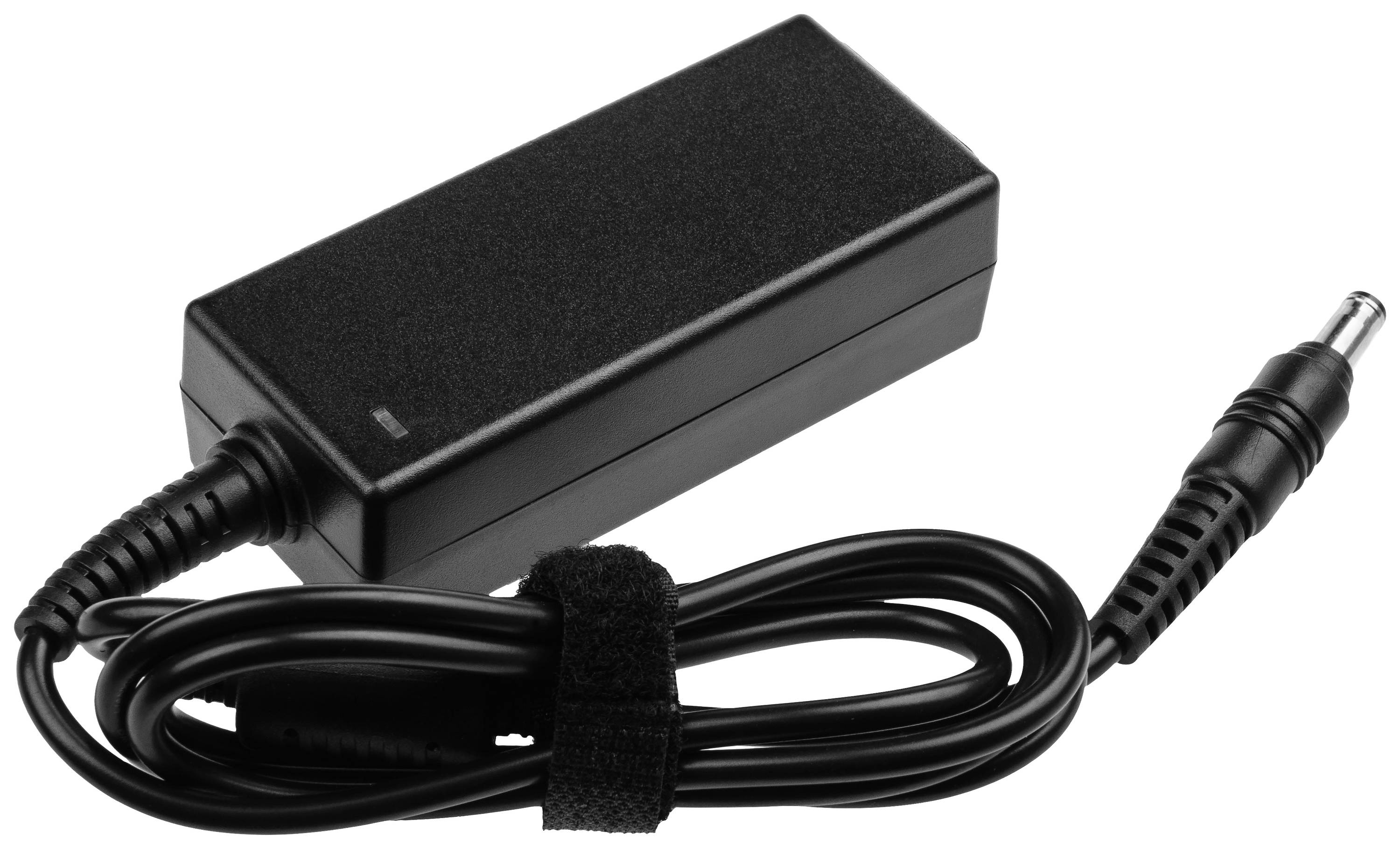 Ein schwarzes Laptop-Netzteil mit einem langen Kabel und einem runden Stecker.