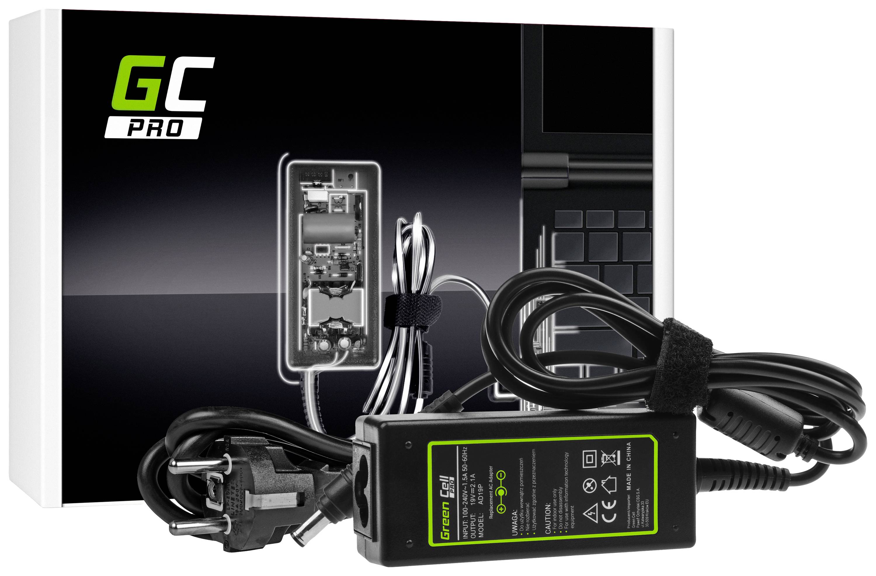 Netzteil mit Kabeln und EU-Stecker vor einer Verpackung mit der Aufschrift 'GC Pro'. Im Hintergrund ein Laptop-Schema.