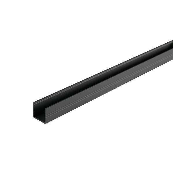 Ein schwarzes Metallprofil in U-Form, das zur Befestigung oder als strukturelles Element verwendet werden kann.