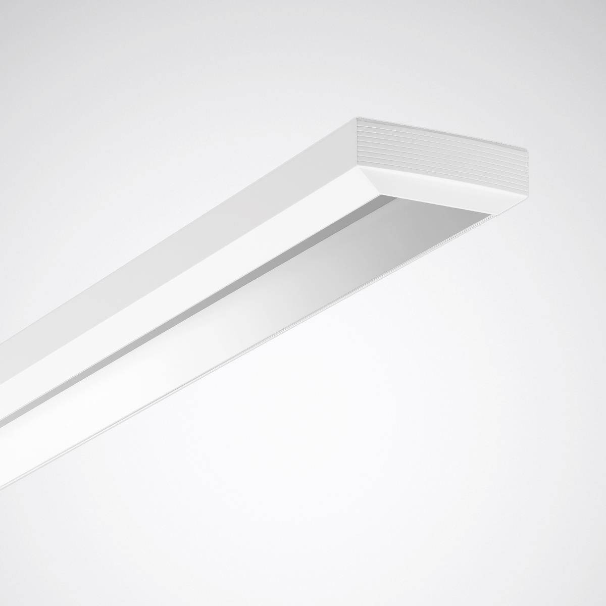 Eine weiße, rechteckige LED-Deckenleuchte mit modernem, minimalistischem Design, montiert an einer grauen Decke.