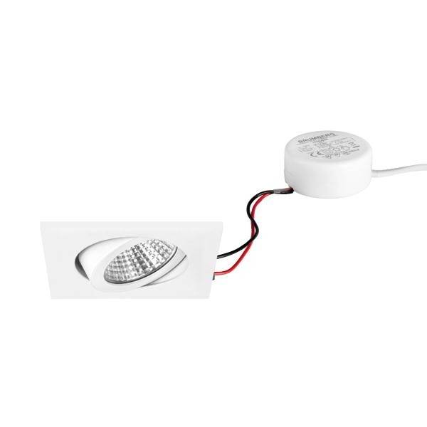 Ein eingebauter LED-Strahler, verbunden mit einem runden weißen Transformator durch rote und schwarze Kabel.
