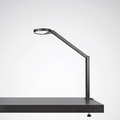 Eine moderne, schwarze Schreibtischlampe mit langem, schwenkbarem Arm steht auf einem schwarzen Tisch. Minimalistisches Design.