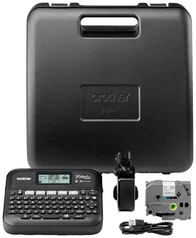 Tragbares Beschriftungsgerät mit Tastatur, USB-Kabel, Netzadapter und Beschriftungsband vor schwarzem Tragekoffer.