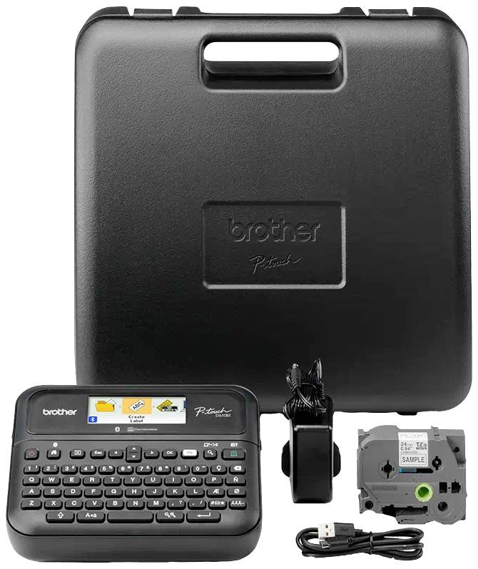 Beschriftungsgerät mit QWERTZ-Tastatur, Farbdisplay und verschiedenen Knöpfen. Mitgeliefertes Zubehör: Koffer, Netzadapter, USB-Kabel, Etikettenkassette.