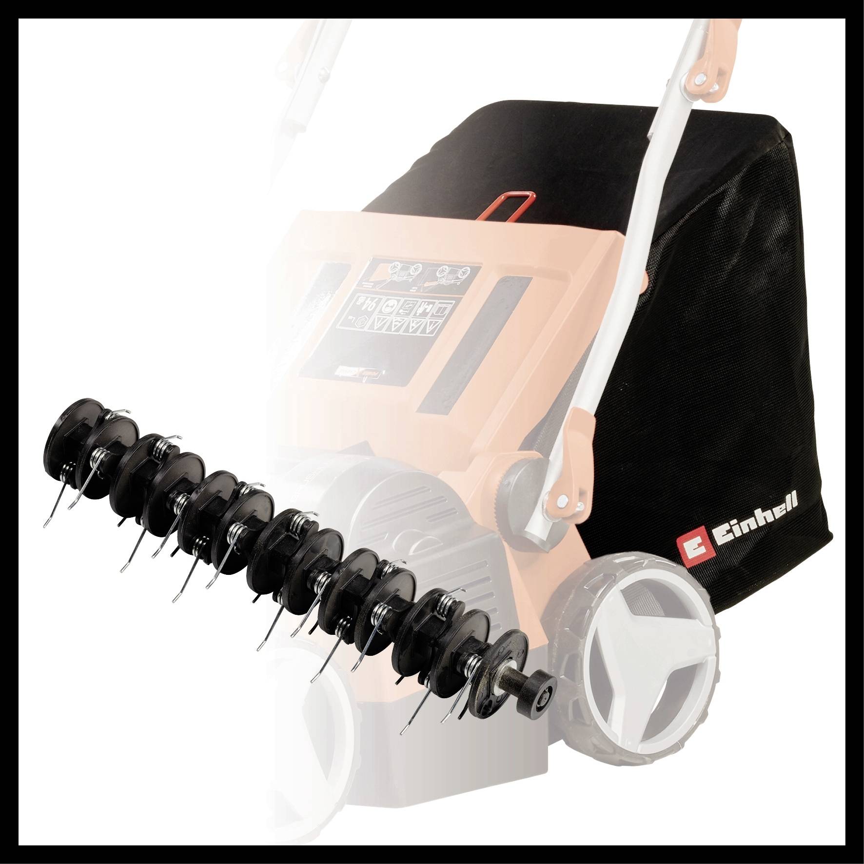 Einhell Elektro-Vertikutierer, orange-weiß, mit schwarzen Rädern und Grasfangkorb. Ersatzklingen horizontal im Vordergrund.