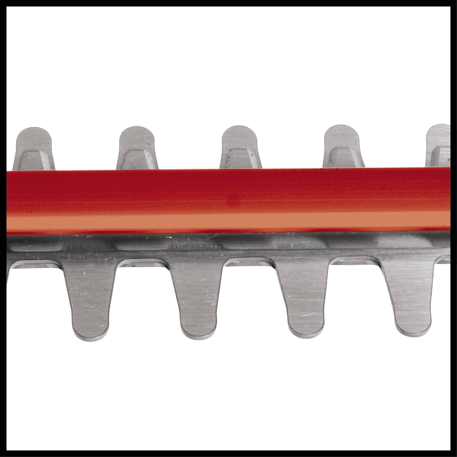 Nahaufnahme einer Metallsäge mit orangefarbenem Schutz an den Zähnen, zeigt die scharfen Details und das funktionelle Design.