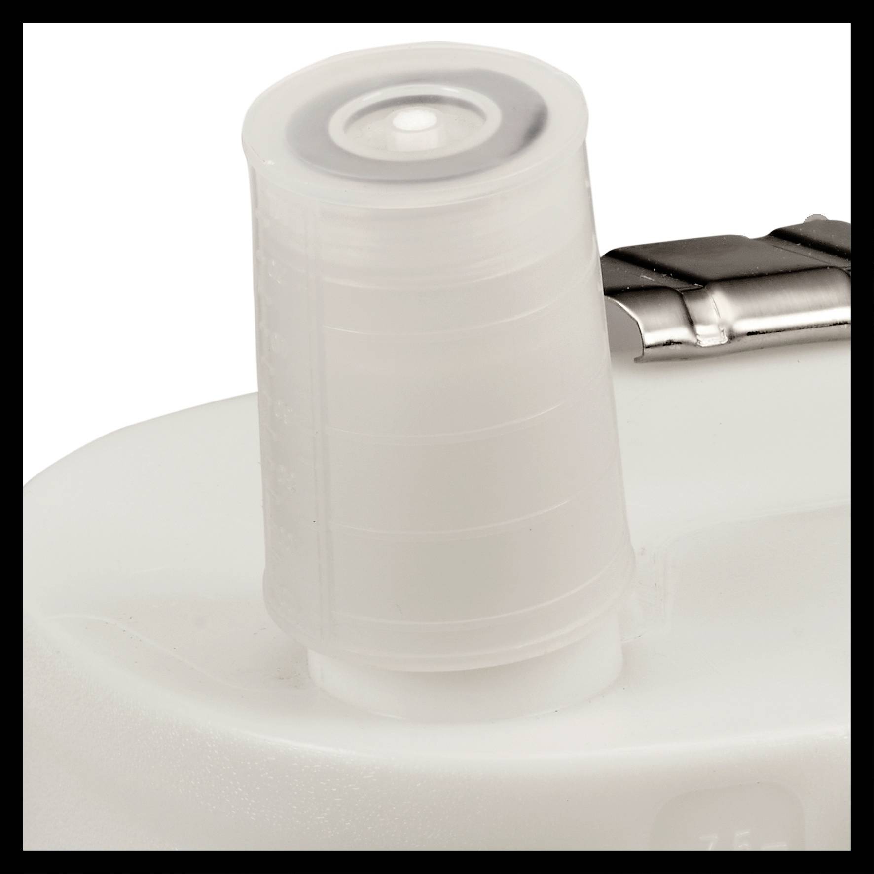 Eine Nahaufnahme eines weißen Kunststoffverschlusses mit einem Metallclip-Akzent auf einer Flasche.