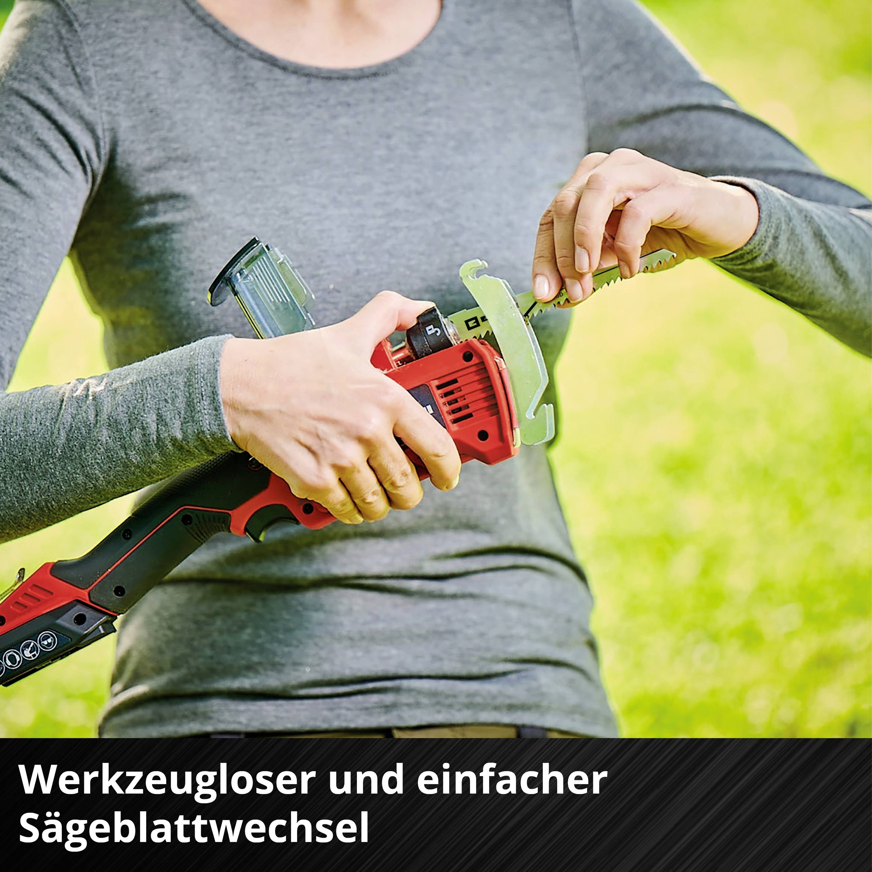 Eine Person zeigt den werkzeuglosen Sägeblattwechsel bei einer Säge, indem sie das Sägeblatt mit der Hand herausnimmt.