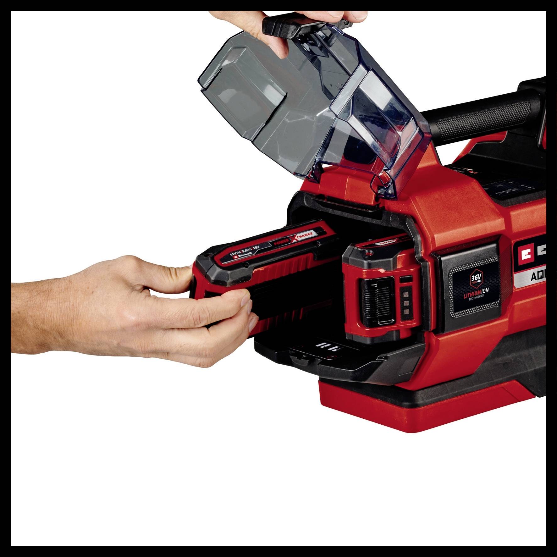 Eine Person legt eine rote Batterie in ein elektrisches Werkzeugladegerät ein. Der Deckel des Ladegeräts ist geöffnet.