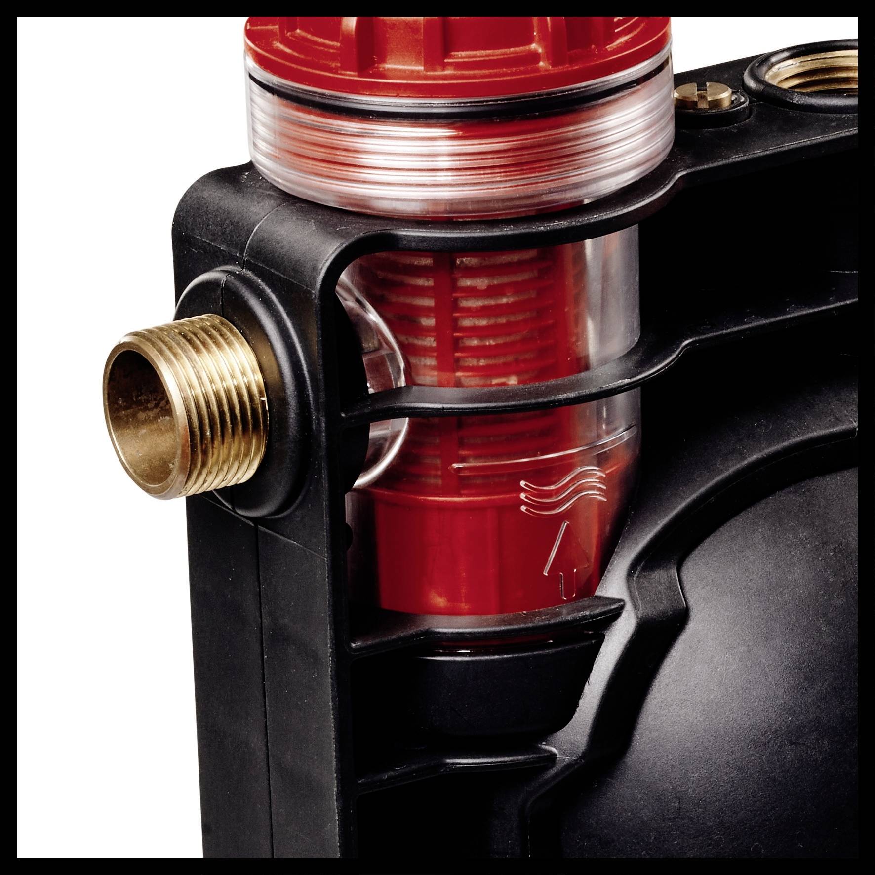 Ein detailliertes Bild eines Wasserfilters mit rotem Deckel und transparentem Gehäuse. Sichtbar sind Messinganschluss und Filtereinsatz.