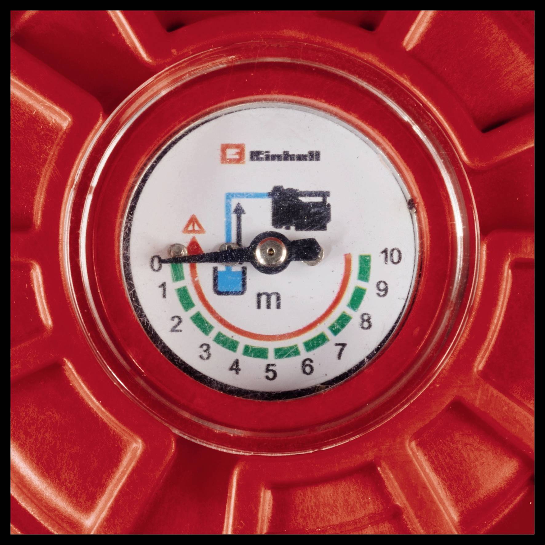 Nahaufnahme eines roten Tankanzeigenmessers, zeigt einen niedrigen Pegel an. Ein Drehpfeil weist auf die rote Warnzone bei '0 m'.