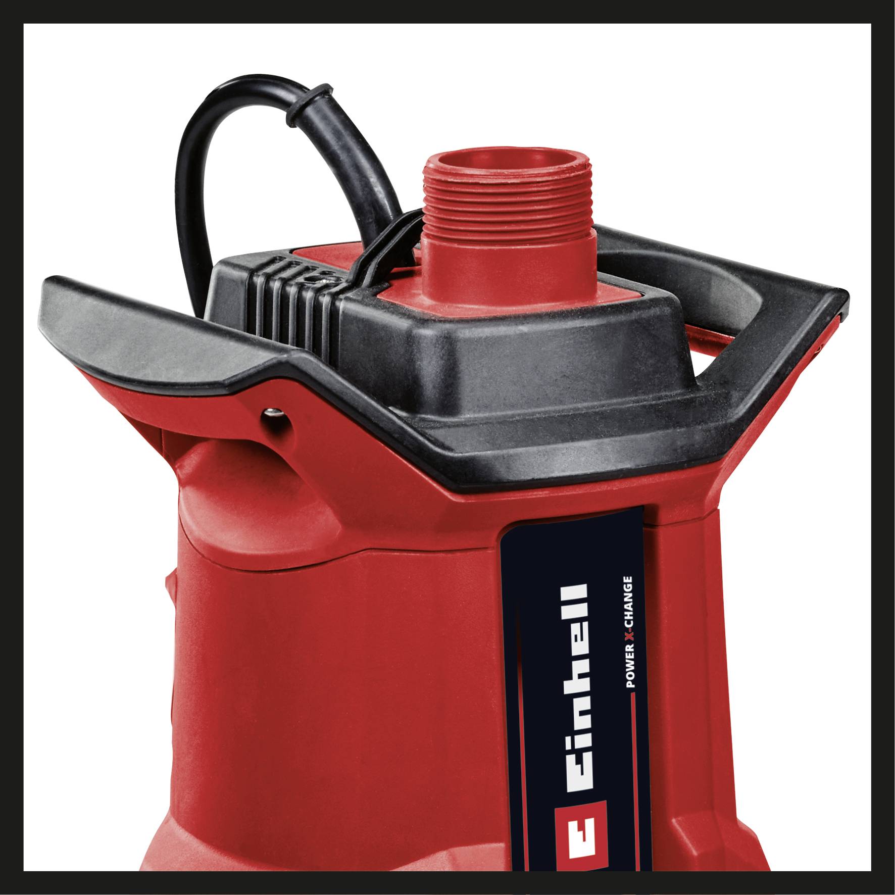 Eine rote Wasserpumpe mit einem Einhell-Logo, schwarzem Griff und Kabel oben, geeignet für den Hausgebrauch.