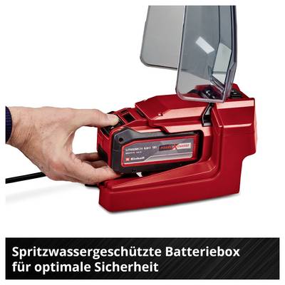Hand setzt Akku in rote, spritzwassergeschützte Batteriebox ein; Text: 'Spritzwassergeschützte Batteriebox für optimale Sicherheit'.