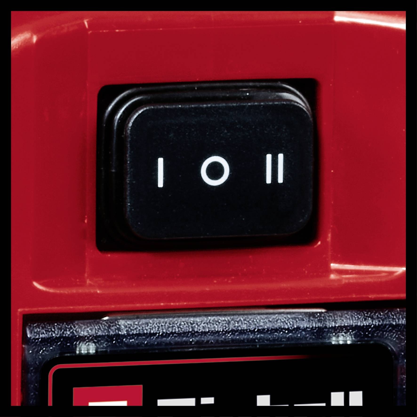 Ein roter Schalter mit zwei Symbolen: Ein/Aus. Oben auf einem Gerät montiert, für Steuerung der Stromversorgung.