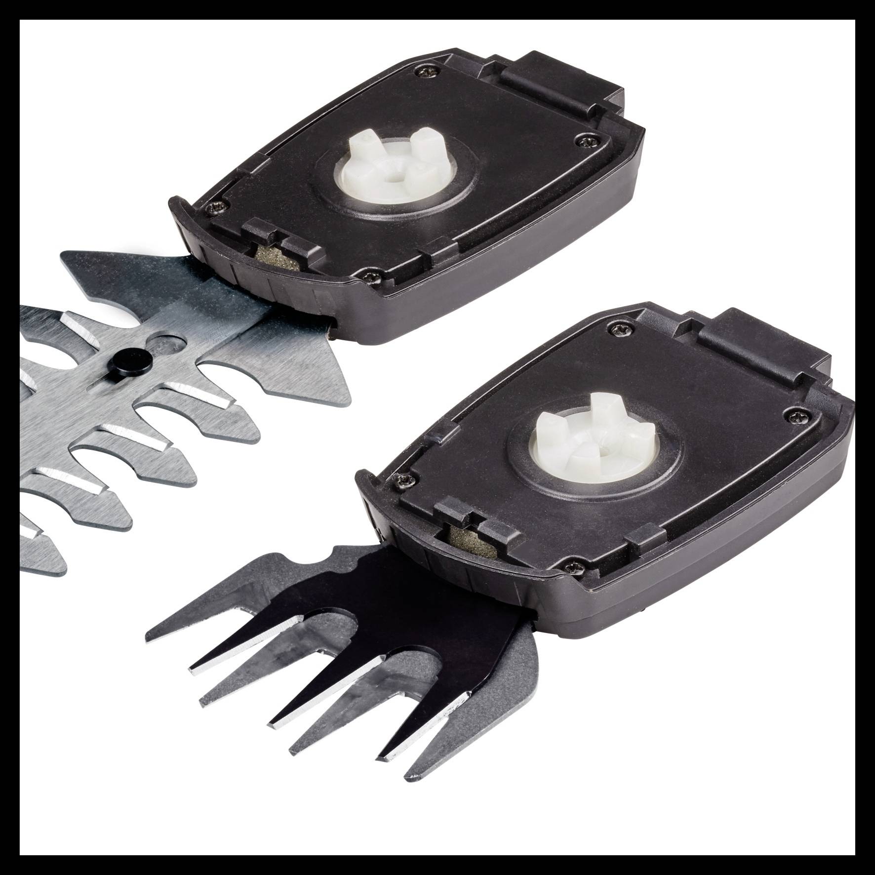 Zwei schwarze, austauschbare Schneideköpfe für ein Gartenwerkzeug, einer mit langen Klingen, der andere kürzer und breiter.