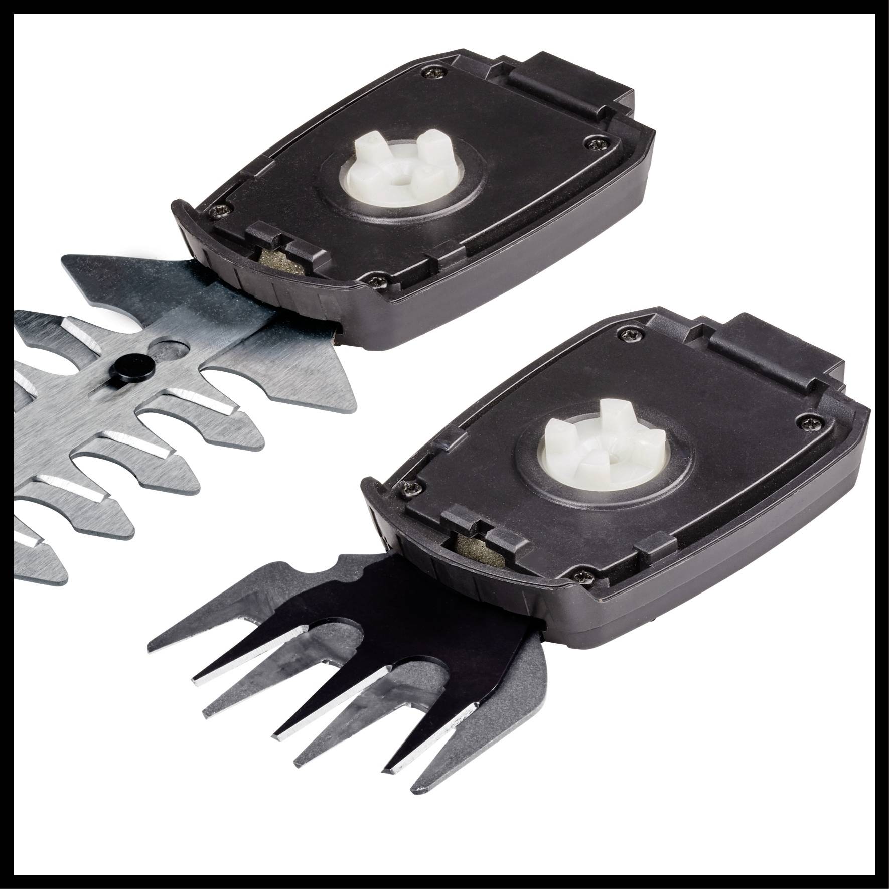 'Zwei unterschiedliche Ersatzklingen für ein Gartengerät: Eine breite Klinge für Sträucher zusammen mit einer schmaleren Klinge für Gras.'