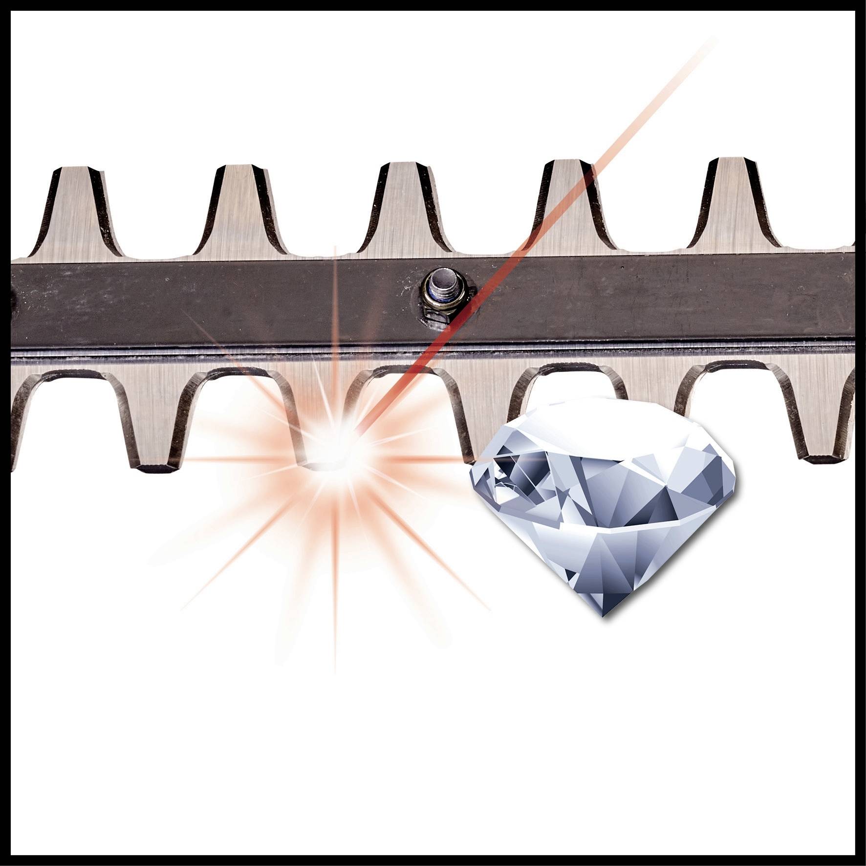 Eine Sägeklinge wird von einem Laser auf ein gelbes Glühlicht hin geschliffen. Daneben liegt ein glänzender Diamant.