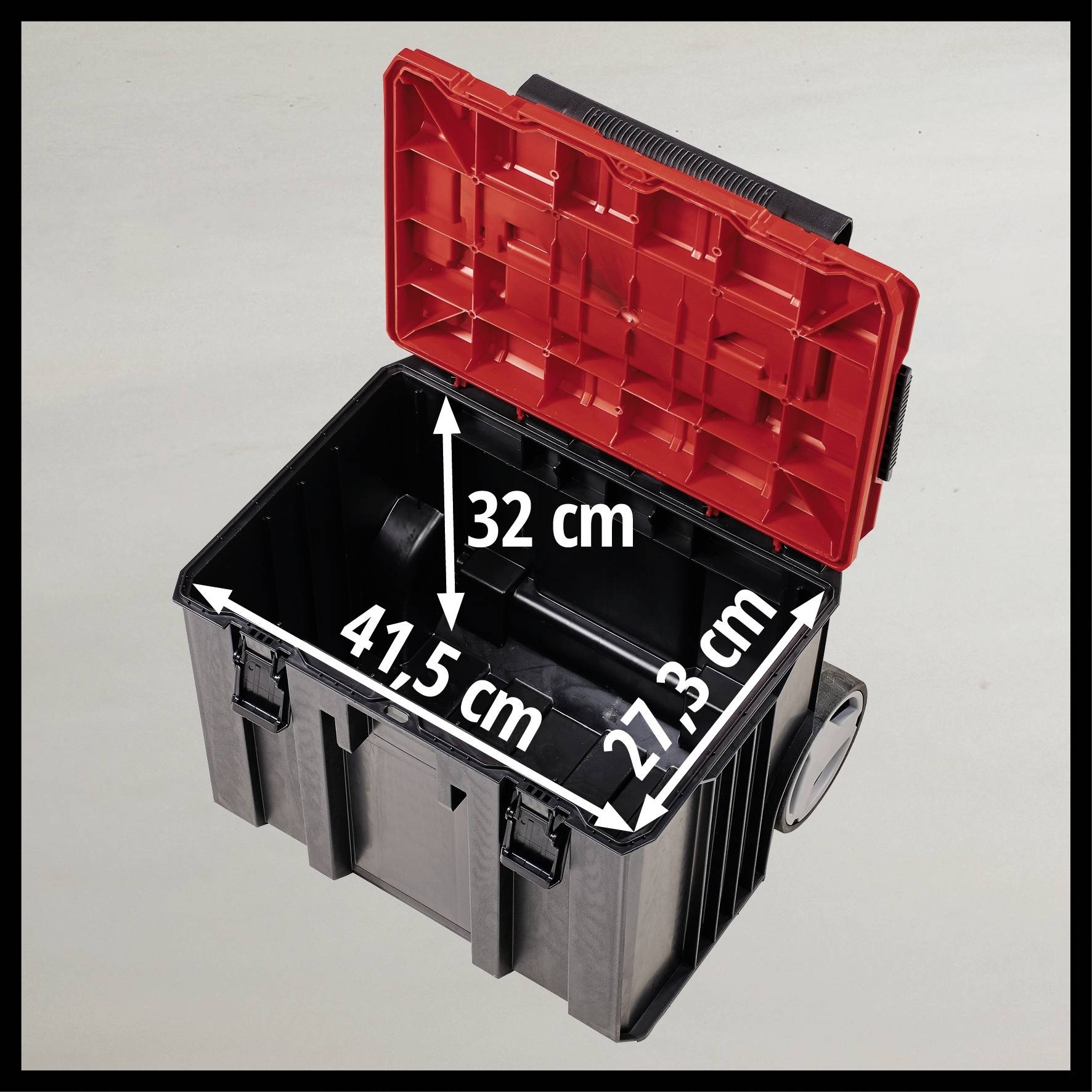 Schwarzer Werkzeugkoffer mit geöffnetem roten Deckel. Innenmaße: 41,5 cm Länge, 27,3 cm Breite, 32 cm Höhe.