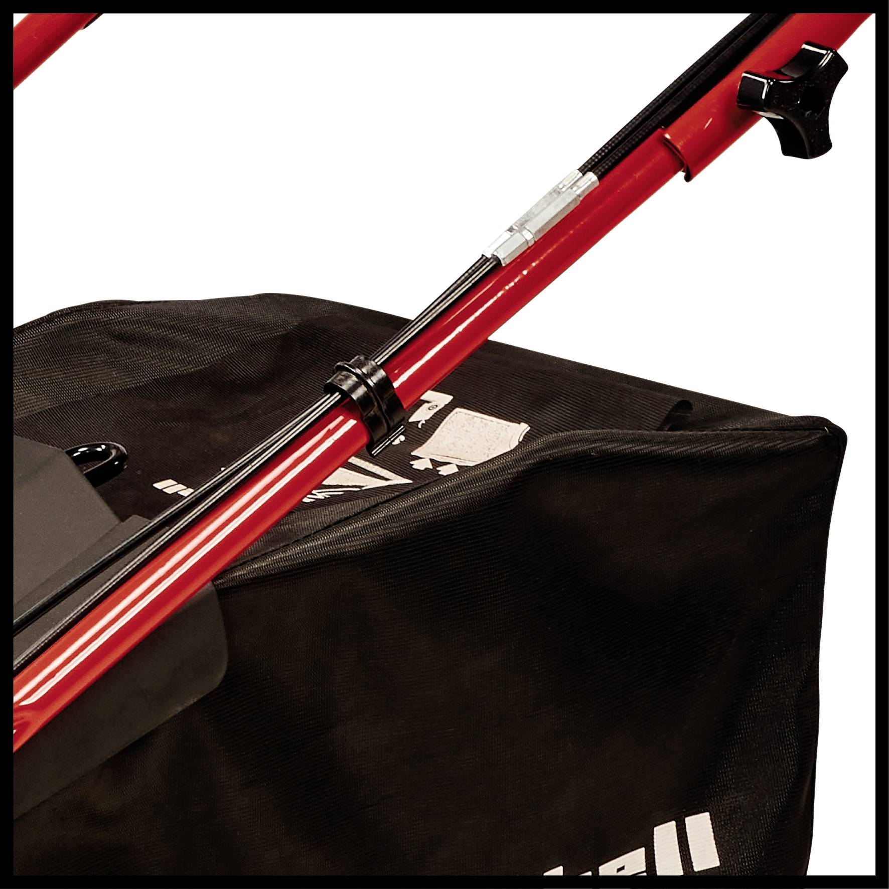 Detailansicht eines roten Rasenmähers; Fokus auf den Griff und den Grasfangsack, markiert mit einem Logo.