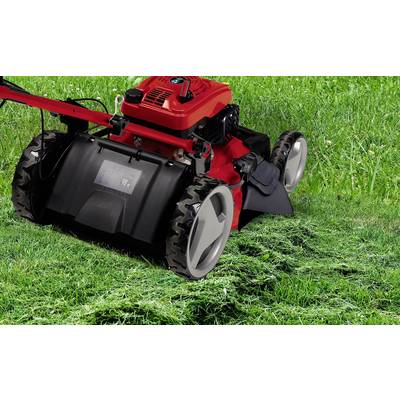 Ein roter Rasenmäher mäht grünes Gras. Hinten sind frisch geschnittene Grasstreifen deutlich zu erkennen.