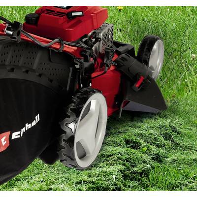 Ein roter Rasenmäher mit großen Rädern fährt über eine Grasfläche. Im Hintergrund ist gemähtes Gras sichtbar.