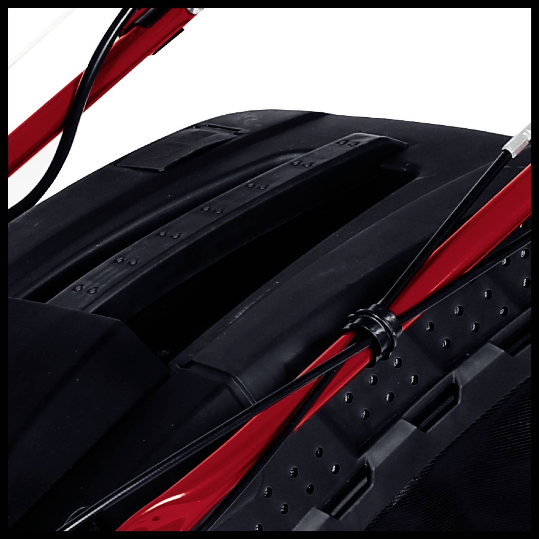 Roter Bogen und Pfeil auf schwarzem Hintergrund, teilweise sichtbar.