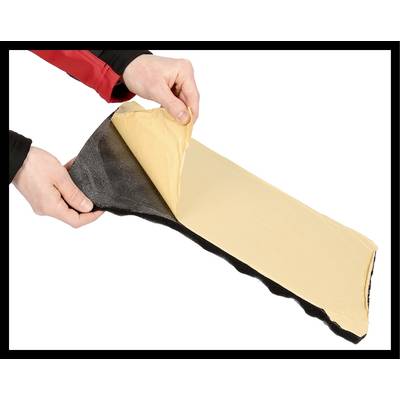 Zwei Hände ziehen eine Schutzfolie von einem Querschnitt eines Isoliermaterials ab, wodurch die klebrige Oberfläche sichtbar wird.