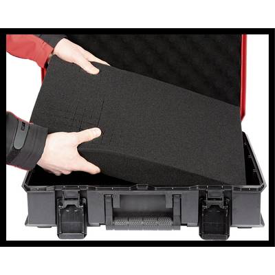Ein schwarzer Koffer wird geöffnet. Hände heben einen schwarzen Schaumstoffblock aus dem Inneren des Koffers.