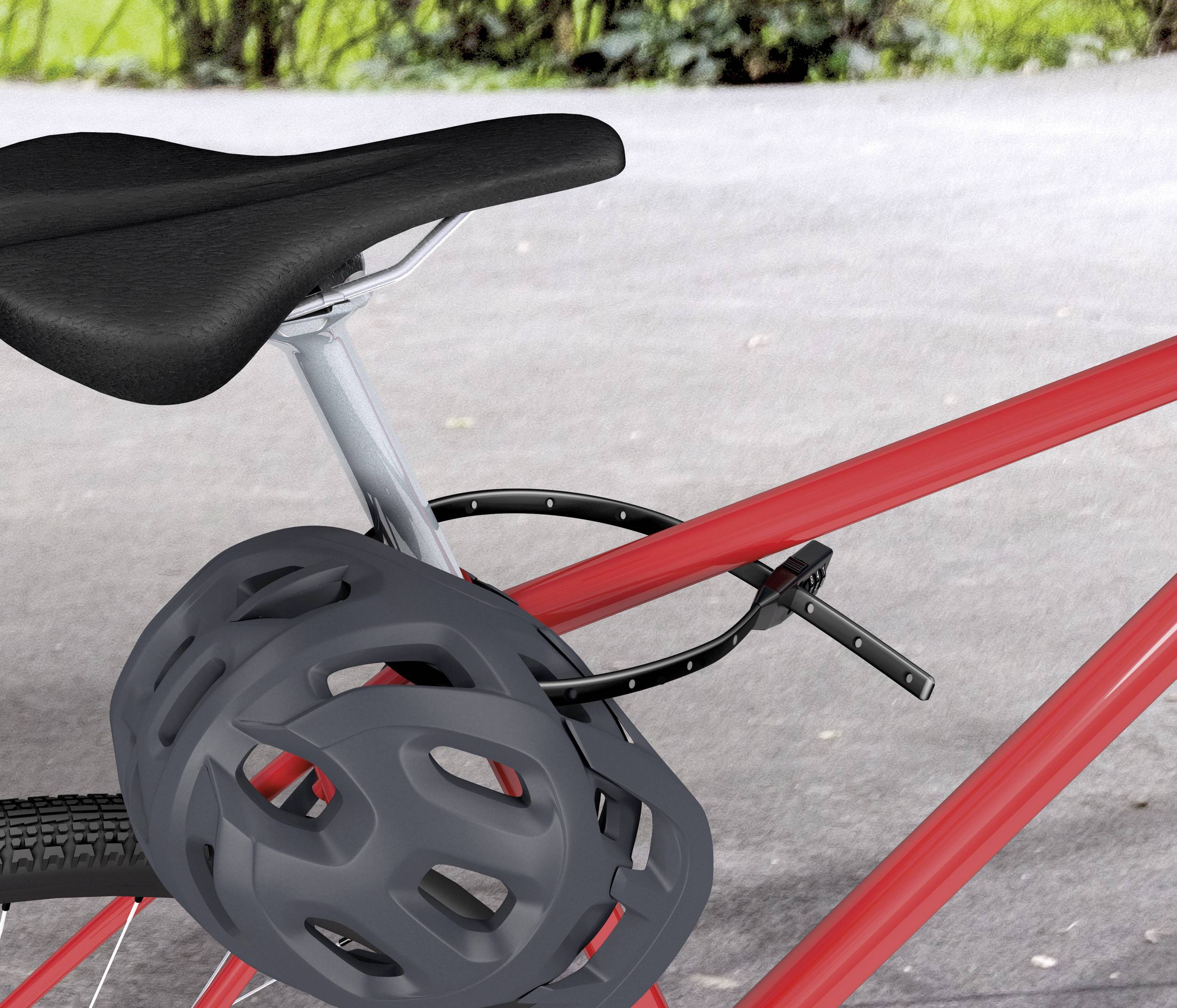 Ein rotes Fahrrad mit einem schwarzen Helm, der am Rahmen befestigt ist. Im Hintergrund leicht verschwommenes Grün.