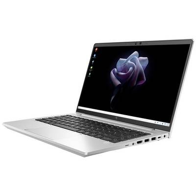 Ein moderner Laptop mit geöffnetem Bildschirm zeigt ein abstraktes Design als Hintergrund. Das Gerät hat eine silberne Tastatur.