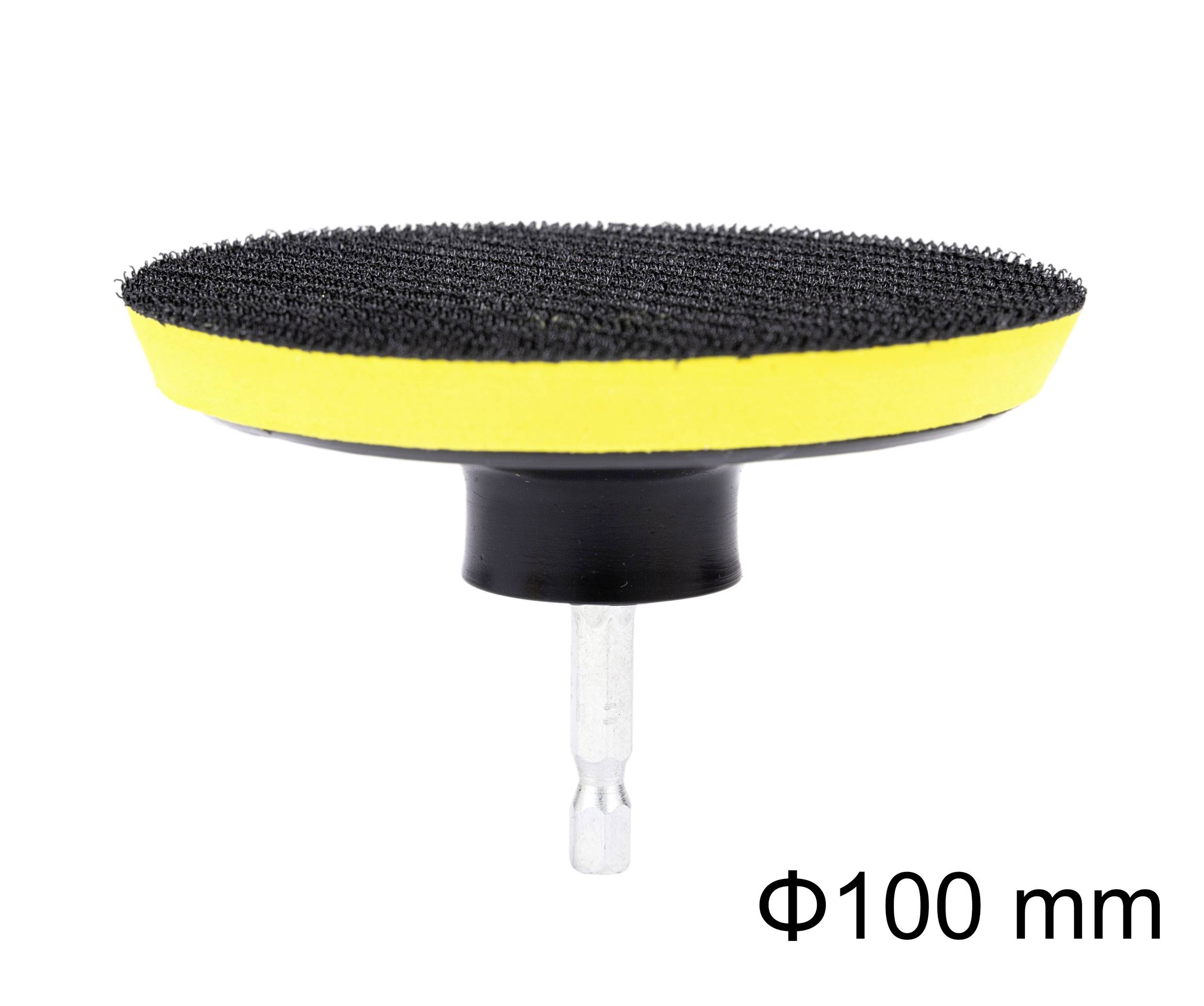 Ein runder Schleifteller mit einem Durchmesser von 100 mm. Der Teller hat eine gelbe Randzone und eine schwarze, strukturierte Oberfläche.