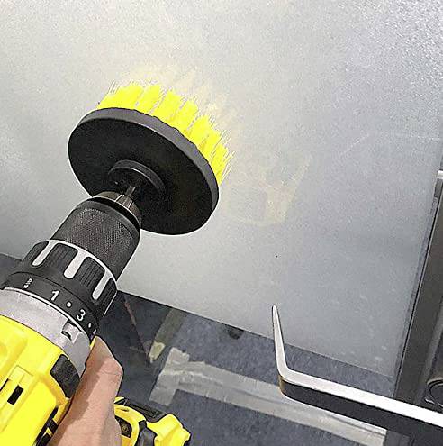 Eine gelbe Bohrmaschine mit einer Bürstenaufsatz wird gegen eine Metalloberfläche gehalten, wahrscheinlich zum Polieren oder Reinigen.