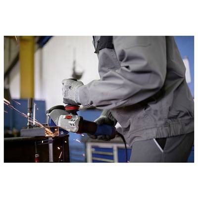Eine Person in Schutzkleidung und Handschuhen bedient einen Winkelschleifer an Metall und erzeugt dabei Funken in einer industriellen Werkstattumgebung.