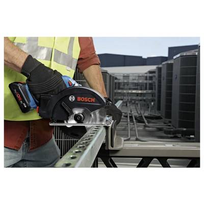 Eine Person, die eine Sicherheitsweste und Handschuhe trägt, verwendet eine tragbare Bosch-Elektrosäge zum Schneiden einer Metallgeländer auf einem Dach in der Nähe von Klimaanlagenanlagen.