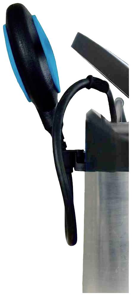 Ein schwarzes Gerät mit einem blauen Knopf ist an einer transparenten Flasche befestigt, möglicherweise ein Verschlussmechanismus.