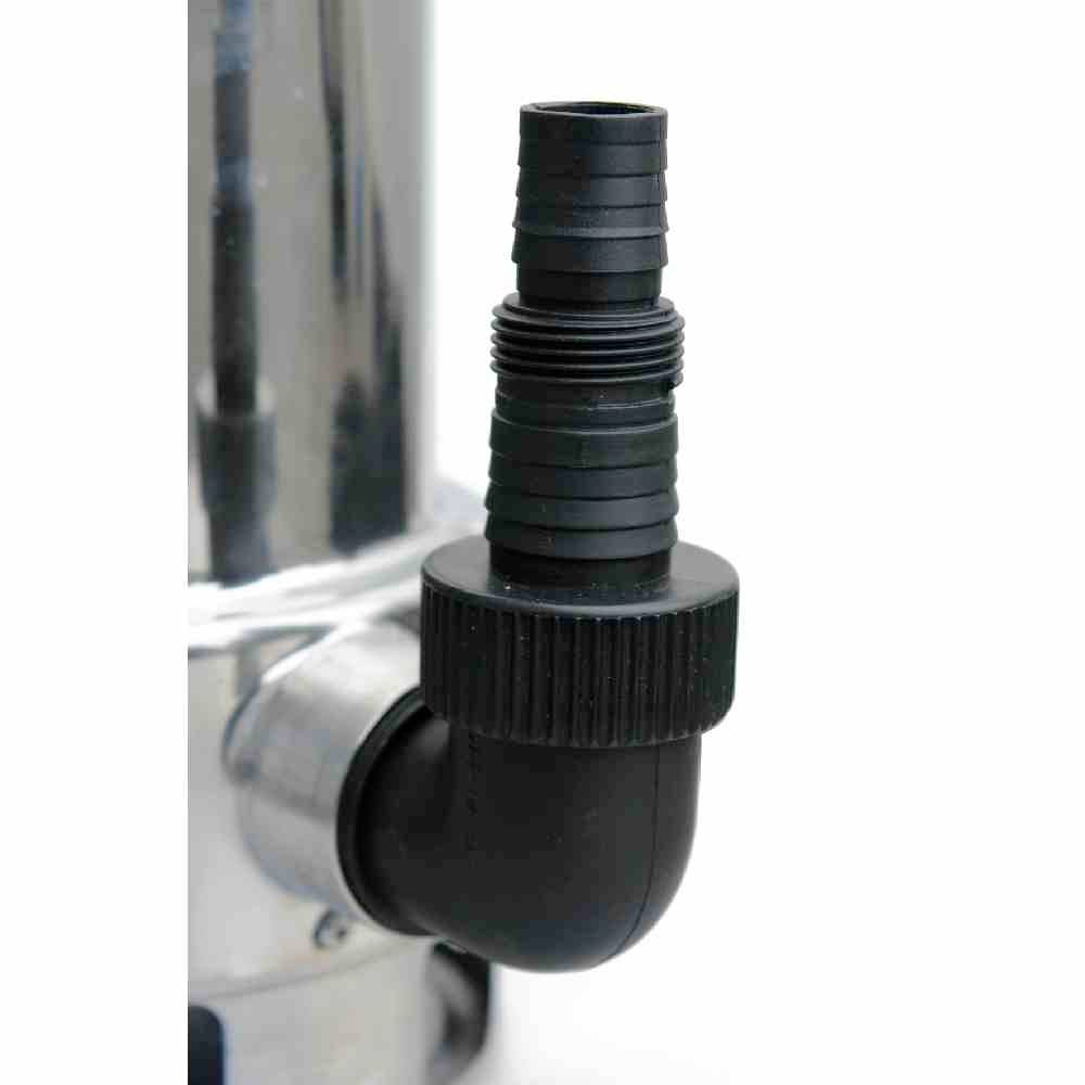 Nahaufnahme eines schwarzen Gewindefittings, der an einem Metallrohr eingerastet ist. Der Fitting zeigt nach oben und hat einen gerippten Anschluss.