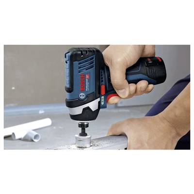 Eine Hand, die einen Bosch Professional 12V Akku-Schlagschrauber verwendet, um eine Schraube auf einer Metalloberfläche zu befestigen und dabei das kompakte Design des Werkzeugs zu demonstrieren.