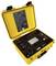 Gelbes tragbares Prüfgerät mit offenem Deckel. Display zeigt Messungen an, mehrere Anschlüsse und Bedienknöpfe sind sichtbar.