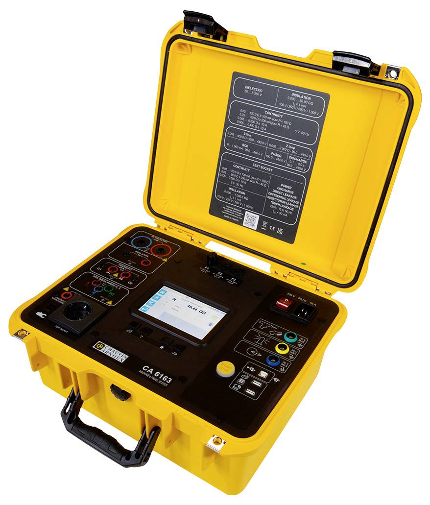 Ein gelbes tragbares elektrisches Testgerät mit einem Bildschirm, Knöpfen und Anschlüssen, genutzt zur Überprüfung elektrischer Systeme.