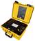 Ein gelbes tragbares elektrisches Testgerät mit einem Bildschirm, Knöpfen und Anschlüssen, genutzt zur Überprüfung elektrischer Systeme.