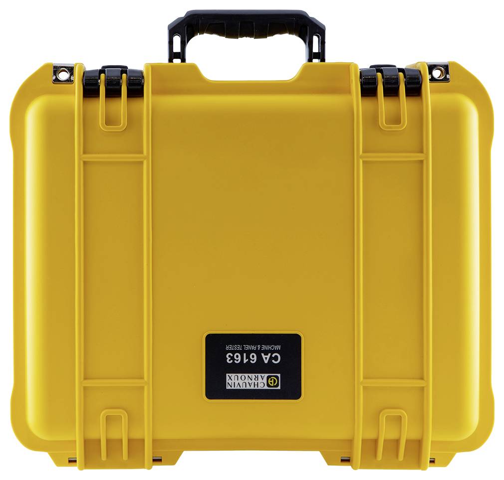 Gelber Hartschalenkoffer mit schwarzem Griff und zwei Verschlüssen, vorderseitig ein kleines rechteckiges Etikett mit der Aufschrift 'CA 4635'.