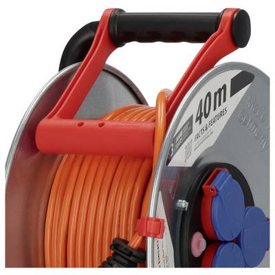 Nahaufnahme einer roten Kabelrolle mit schwarzem Griff, auf der ein aufgewickeltes orangefarbenes Verlängerungskabel und blaue Steckdosen an der Seite angebracht sind.
