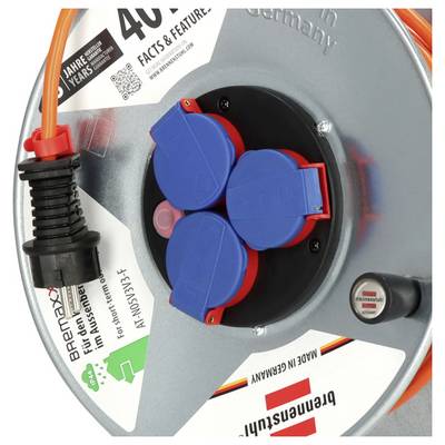 Nahaufnahme einer Brennenstuhl-Kabelrolle mit drei blau abgedeckten Steckdosen und einem orangefarbenen Stromkabel, das eingesteckt ist.
