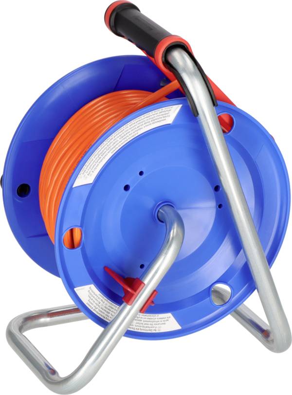 Blaue Kabeltrommel mit orangem Kabel, auf silbernem Metallgestell. Sie hat einen schwarzen Griff oben und rote Details an den Seiten.